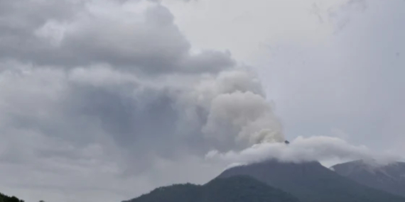 Endonezya’da Yanardağ Patladı, Küller 18 km Yükseldi!
