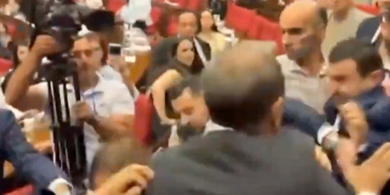 Ermenistan Meclisi’nde Kavga: Tekme ve Yumruklar!