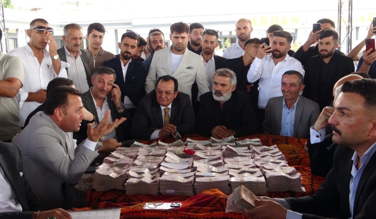 asiret-dugununde-damada-7-bucuk-milyon-geline-1-bucuk-kilo-altin-takildi-2.jpg