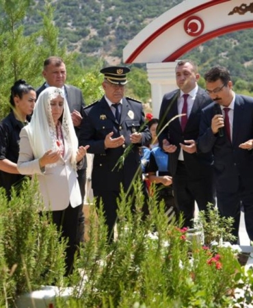 burdurda-15-temmuz-sehidi-ve-terorle-mucadele-sehidi-mezari-basinda-anildi-1.jpg