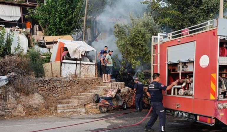 kepezde-mustakil-evin-bahcesinde-korkutan-yangin.jpg