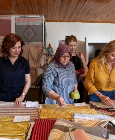 mersinin-geleneksel-kumaslari-unlu-modaci-dilek-hanif-ile-uluslararasi-moda-sahnesinde-2.jpg