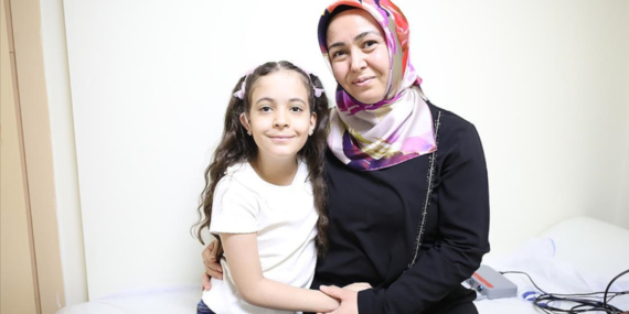 Anne-Kızın İşitme Umudu: Biyonik Kulak Ameliyatı