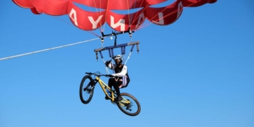 deniz-parasutune-bagladigi-bisikletiyle-990796-293971-1.jpg