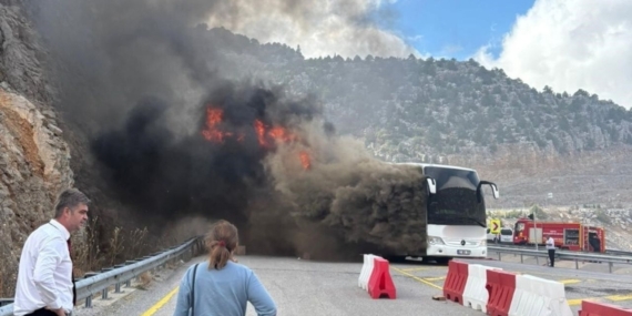 konyada-yolcu-otobusu-alev-alev-yandi.jpg