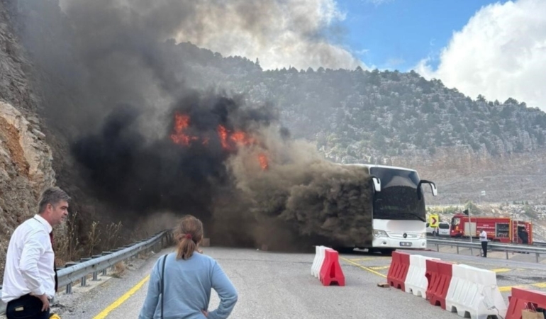 konyada-yolcu-otobusu-alev-alev-yandi.jpg