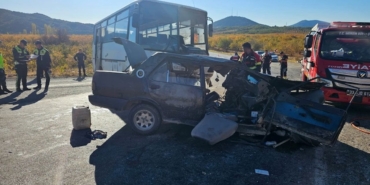 tarim-iscilerini-tasiyan-midibus-ile-otomobil-carpisti-1.jpg
