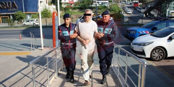 alanyada-esini-bicaklayan-rus-koca-adliyeye-sevk-edildi.jpg