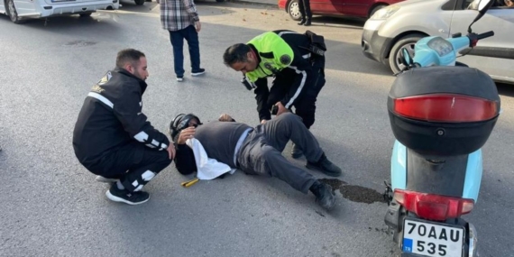 karamanda-motosiklet-kazasinda-yaralanan-surucuyu-polis-yalniz-birakmadi.jpg