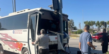 serikte-yolcu-midibusu-ile-otomobil-carpisti-1.jpg