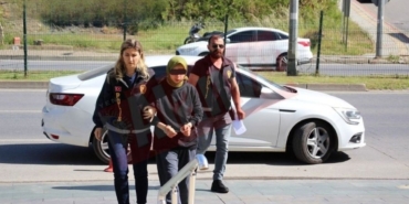 alanyada-bebegini-balkondan-atan-anne-yeniden-hakim-karsisinda.jpg