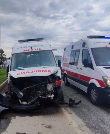 ambulansa-yol-vermek-isterken-hurdaya-donen-aracta-4-yarali-2.jpg