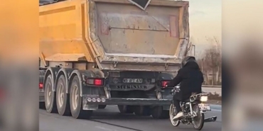 konyada-tirin-pesinden-ilerleyen-motosikletli-yurekleri-agza-getirdi.jpg