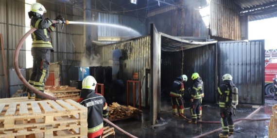 Mersin’de Palet Tesisinde Yangın Paniği!