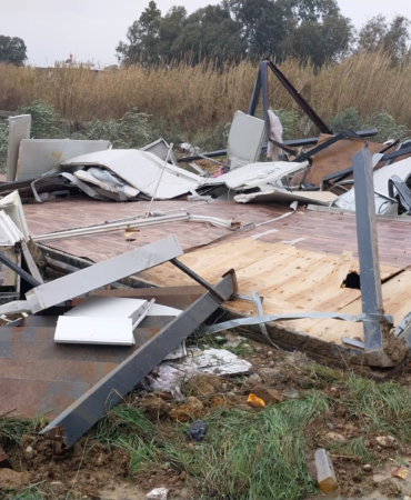 Antalya'da peş peşe hortumlar; seralar yıkıldı, çatılar u