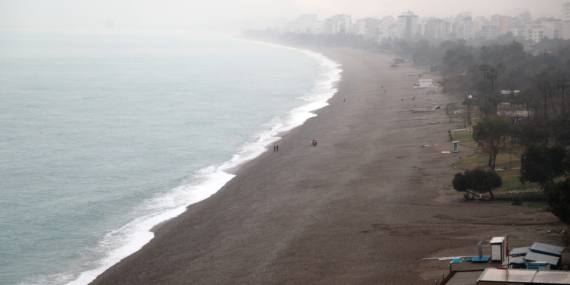 Antalya’da şiddetli yağışta yol çöktü