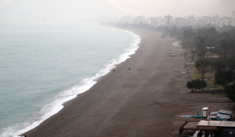 Antalya’da şiddetli yağışta yol çöktü