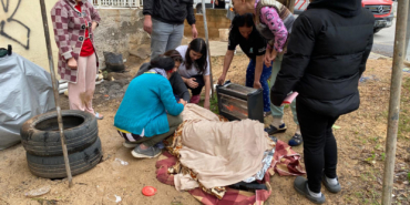 Su dolu çukura düşen Fatmagül'ü elektrikli sobayla ısıtt.