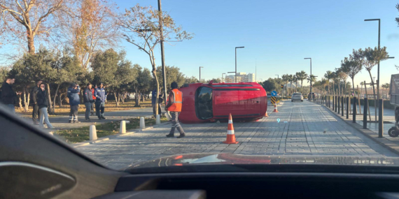 Yan yatarn aracın sürücüsü kazayı yara almadan atlattı