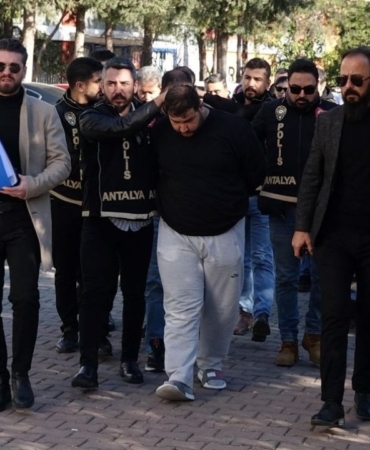 antalyadaki-aile-cinayetinde-7-supheli-adliyeye-sevk-edildi.jpg