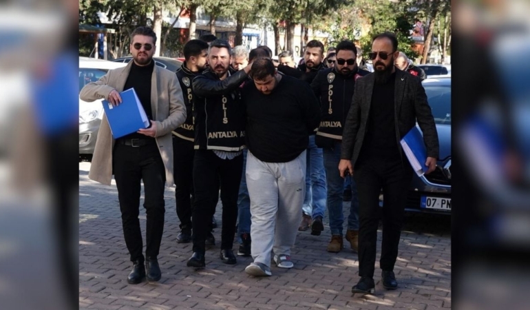 antalyadaki-aile-cinayetinde-7-supheli-adliyeye-sevk-edildi.jpg