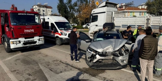 Serik’te Zincirleme Kaza: Sürücü Sıkıştı!