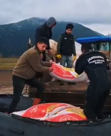 Aşırı yağışta mahsur kalan çoban ve hayvanlara jandarmada