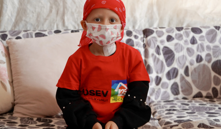 Depremde evleri yıkılan aile, lösemiyle sarsıldı