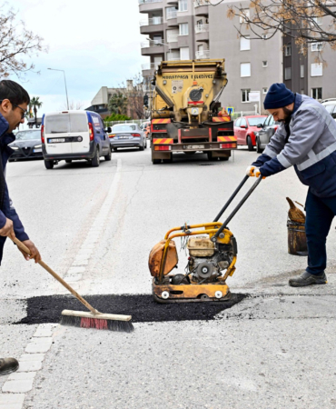 Muratpaşa’da yollar onarılıyor