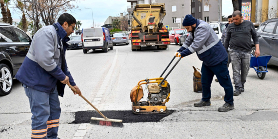 Muratpaşa’da yollar onarılıyor