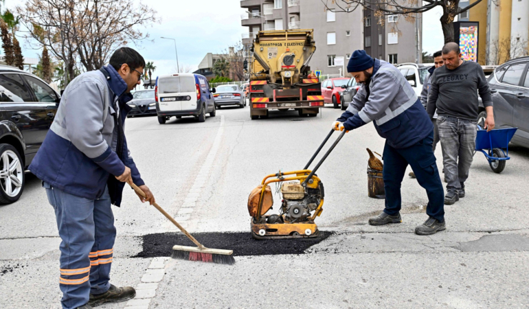 Muratpaşa’da yollar onarılıyor