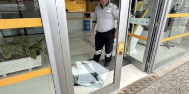 Bankanın kapı camını kırıp kaçtılar