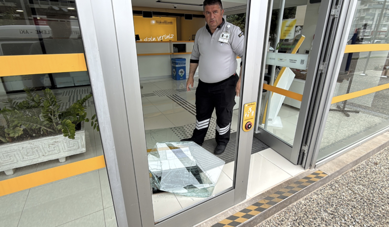 Bankanın kapı camını kırıp kaçtılar